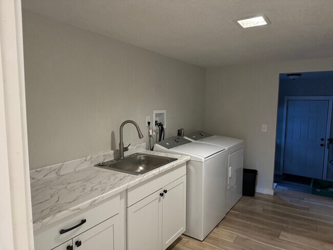 Shared Laundry - 2180 Dakota St