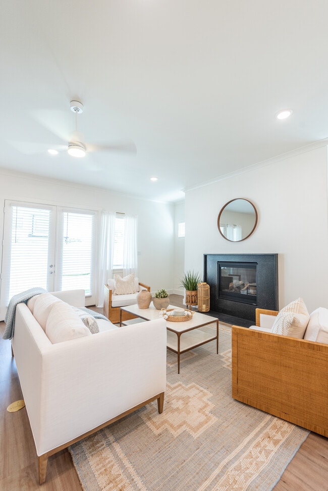 Building Photo - East Love Dallas Townhomes