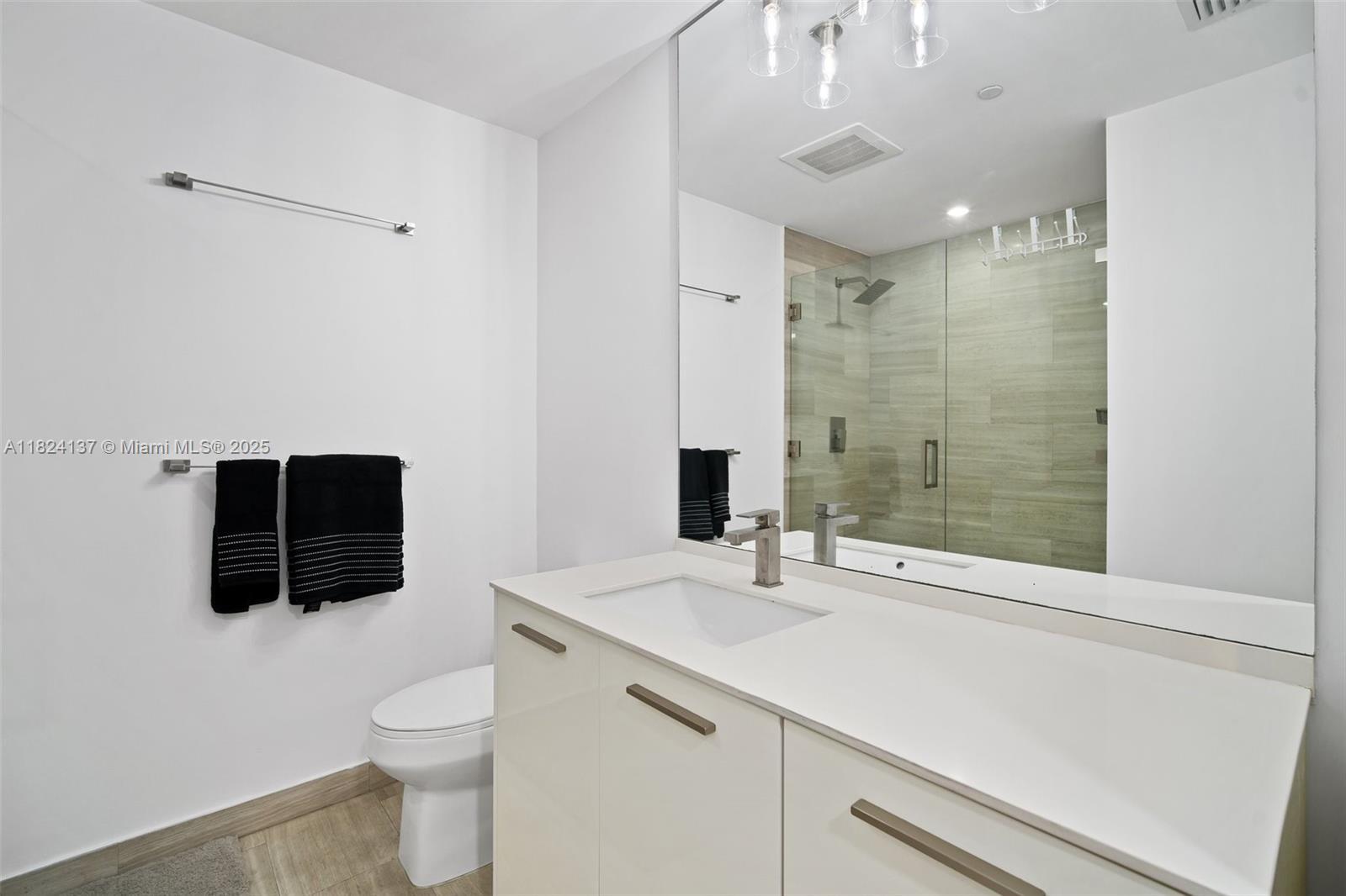 Building Photo - 1300 Brickell Bay Dr