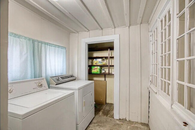 Building Photo - 4815 Lee Ave