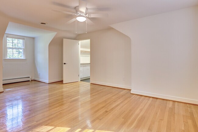 Large 2nd floor bedroom with laundry room access - 114 Richards Rd