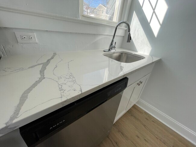 Building Photo - 11 Pearl St