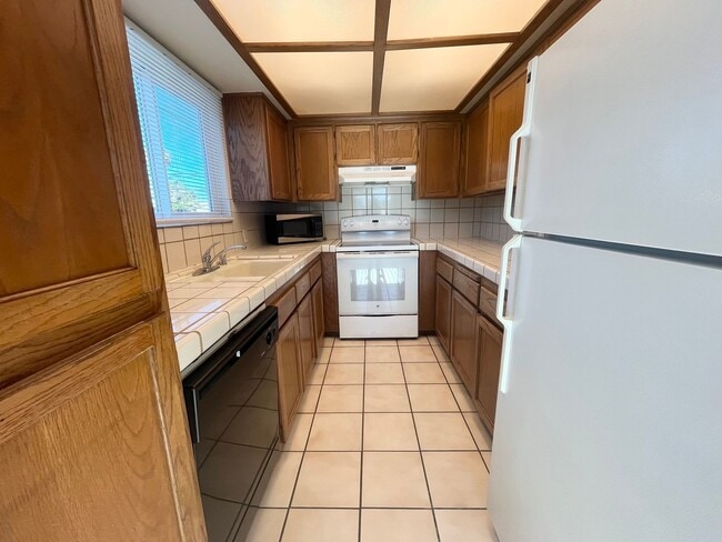 Building Photo - 3 BLOCKS TO MISSION BAY! SPACIOUS 2BD/1BA TOP FLOOR APARTMENT W/ GARAGE!!! $3,200/mo