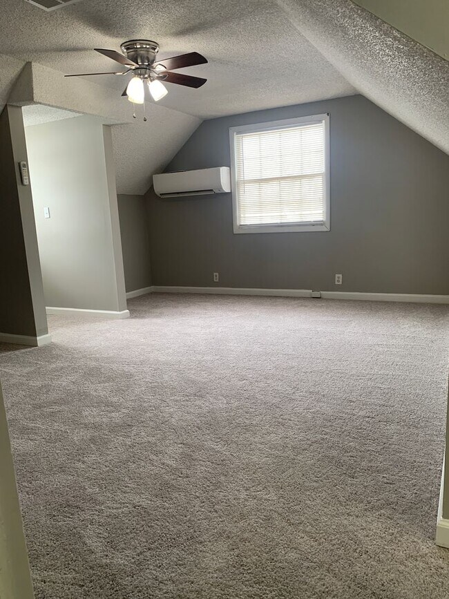 Building Photo - Your Next Home Awaits: 4BR/2BA in Desirable Prairie Village Location!