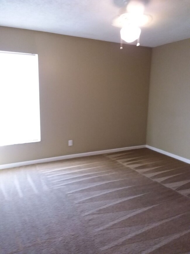 Building Photo - Two Bedroom Townhouse Near NAS Jax