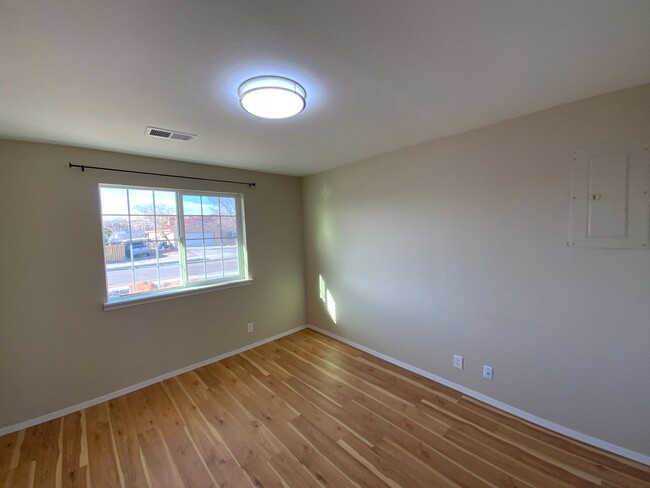 Building Photo - Beautifully Remodeled 3 Bedroom Single Sto...