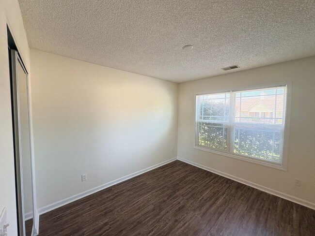 Building Photo - 10 Broadland Cir