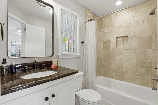 Building Photo - 1700 E Mulberry St