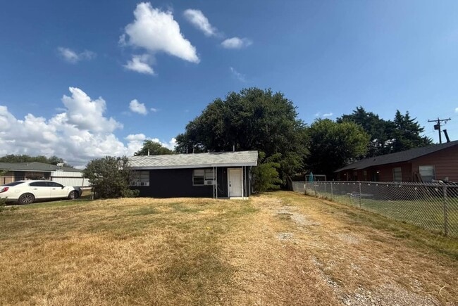 Primary Photo - 203 W Dove Ln