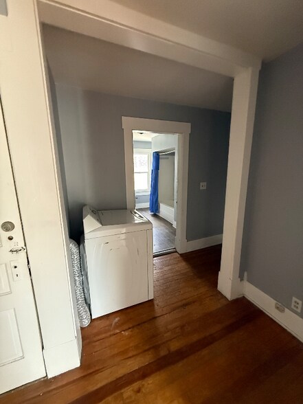 Building Photo - 227 1/2 N Main St