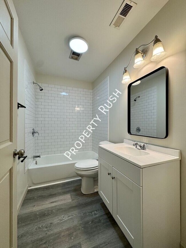 Building Photo - 1820 Tunnel Blvd