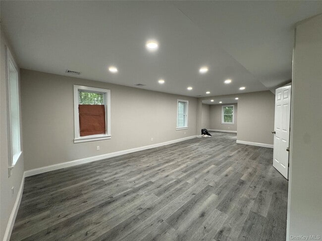 Building Photo - 307 W Broadway