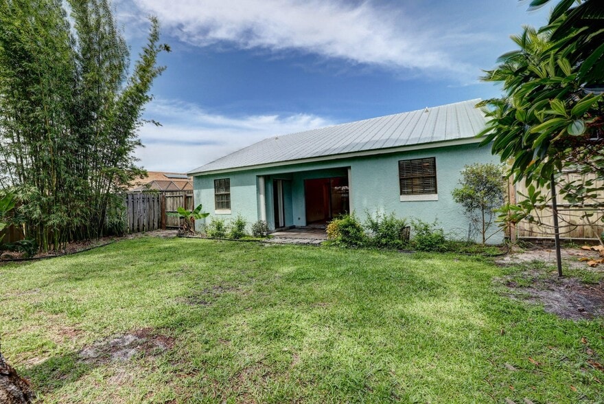 Building Photo - 5770 SE Wilsie Dr