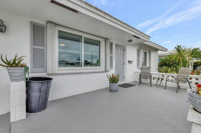 Building Photo - 1803 SW 13th Ave