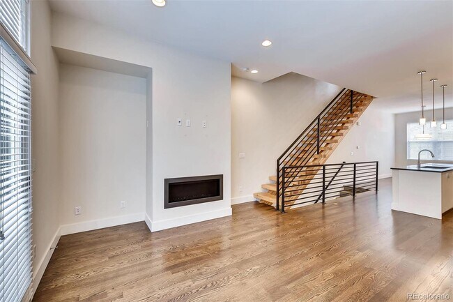 Building Photo - Immediate Availability! Stunning Modern lu...