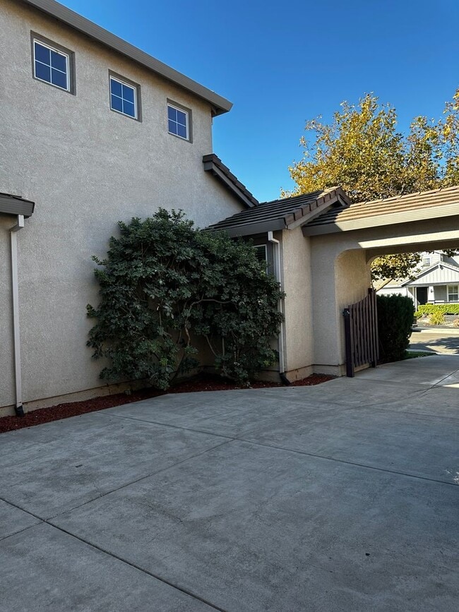 Building Photo - Near Tracy Sports Complex, $500.00 off the first full months rent with possession by 2/1/2026
