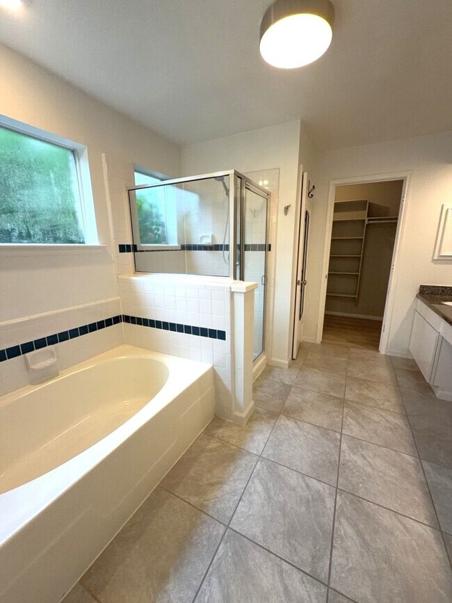 Building Photo - 2106 Lexington Woods Dr