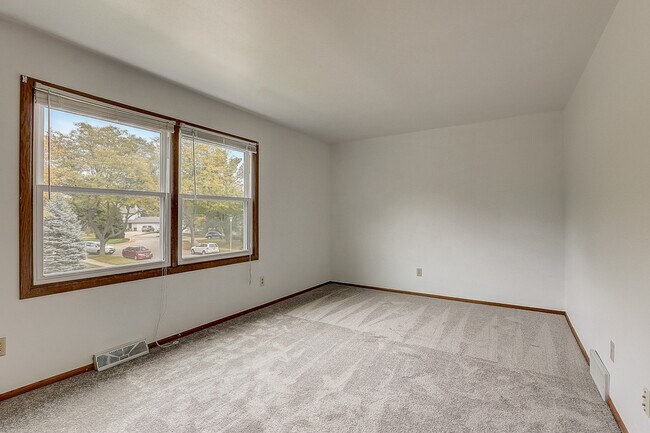 Large Master Bedroom 6827 - 6825 S Juniper Dr