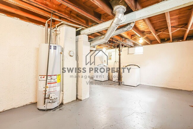 Building Photo - 1590 Vendome Dr S