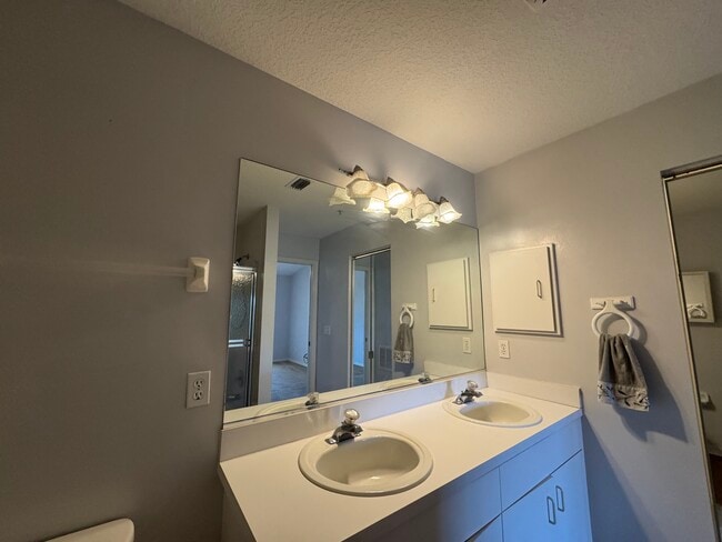 Building Photo - 202 Silver Lake Dr