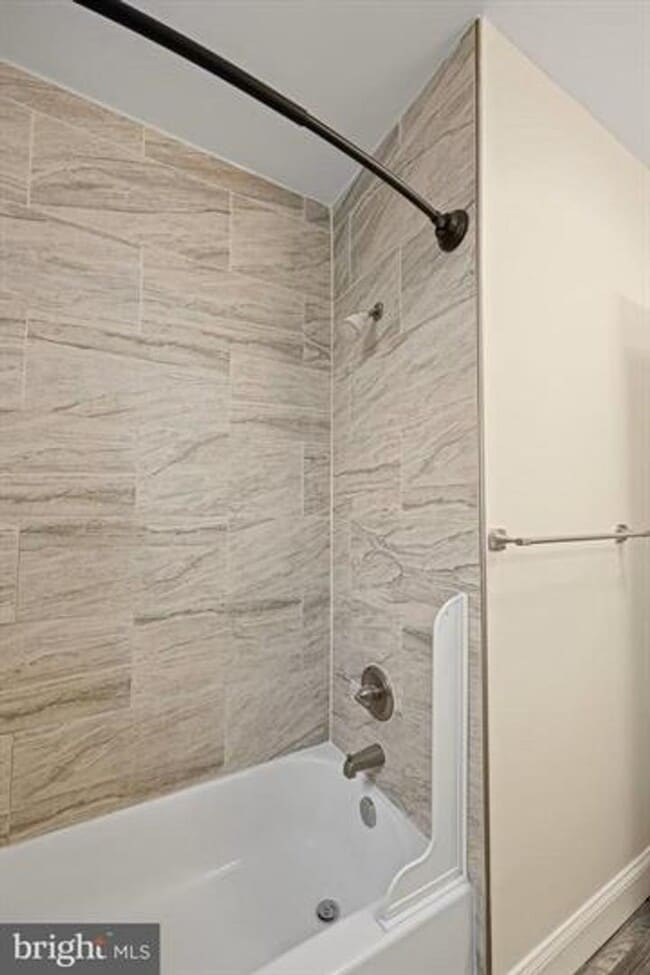 Building Photo - Available Now- Beautiful 3 Bedroom, 2 Bath...