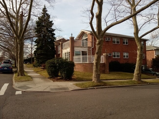 Building Photo - 200-19-219 16th Ave