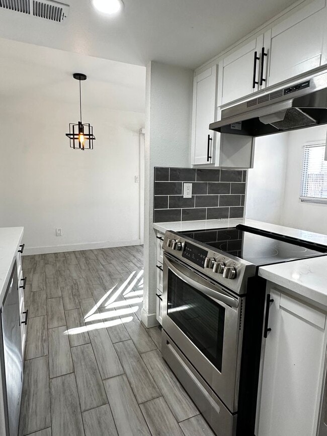 Building Photo - Beautifully Upgraded 3 Bedroom 1 Bathroom ...