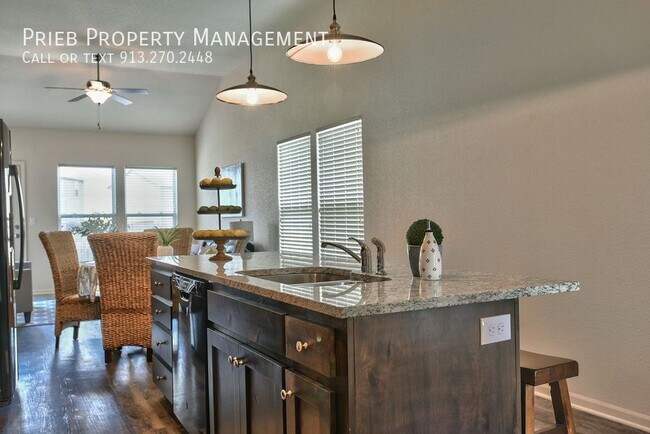 Building Photo - 443 W Apache St