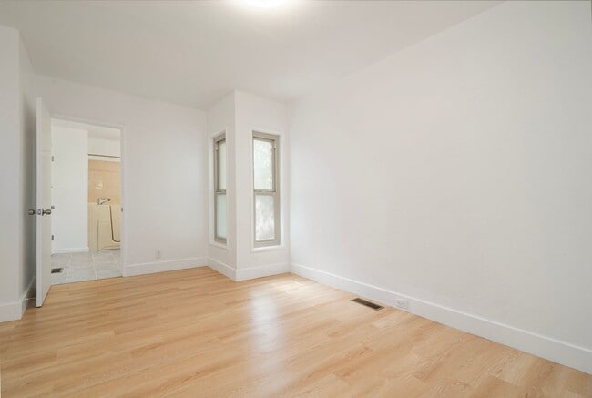 Building Photo - Spacious Two Story Albany Home Two Blocks ...