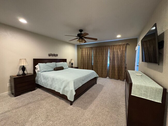 Building Photo - Riverfront 2BR Condo Great Views, Luxury Furnished incl UTILITIES