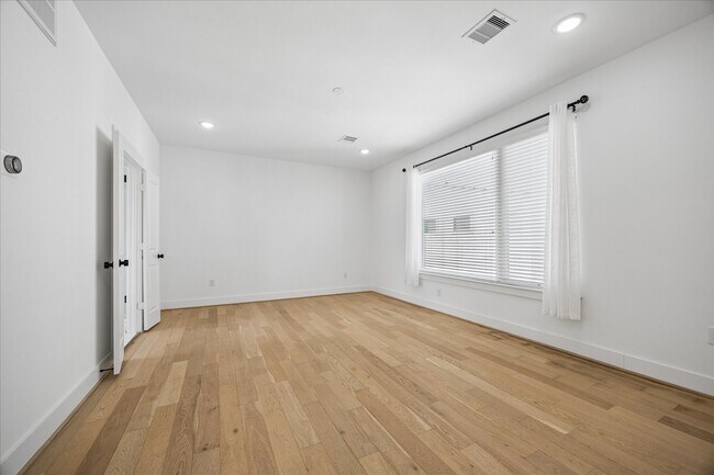 Building Photo - 208 N York St