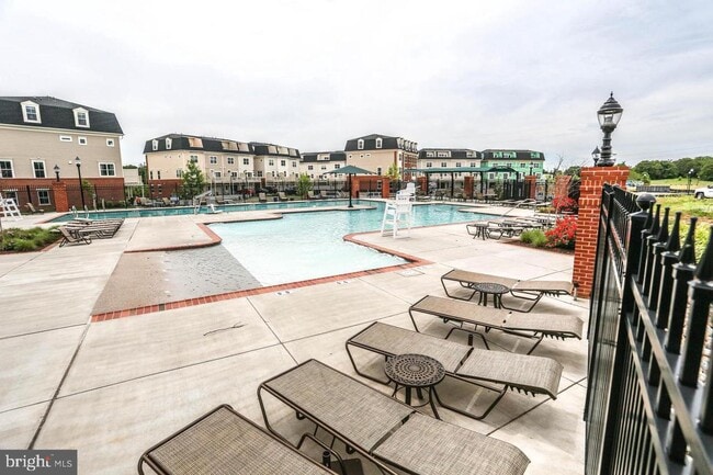 Building Photo - 611 E 7th St