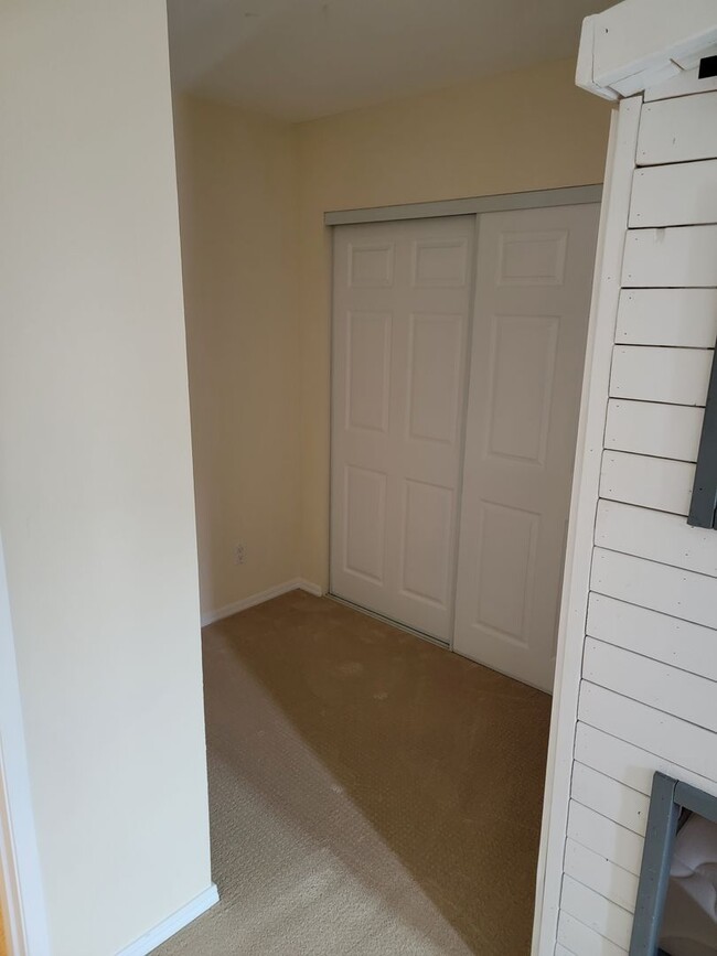 Building Photo - SPACIOUS 3BR/2.5 TOWNHOME STYLE UNIT locat...