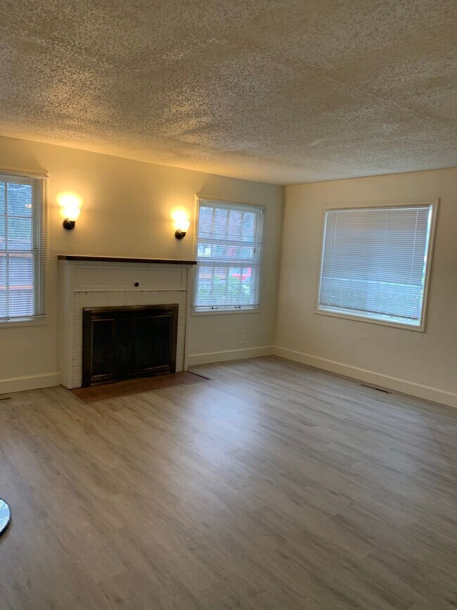 Building Photo - Updated 4 Bedroom ~ 1 Bathroom House Near ...
