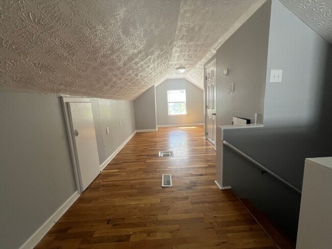 Building Photo - 3 bedroom, 1 bath home