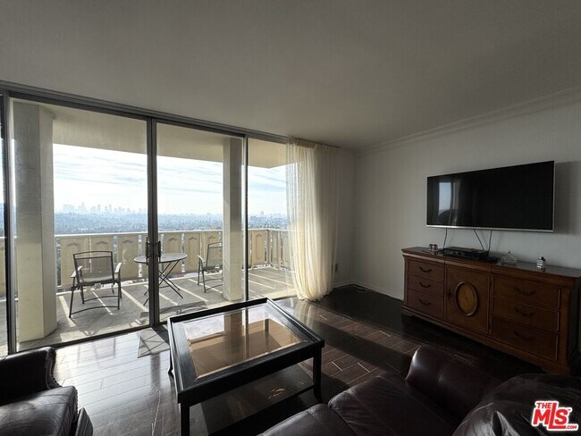 Building Photo - 4411 Los Feliz Blvd