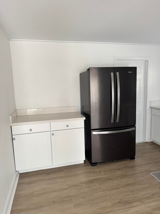 Building Photo - 214 1st St