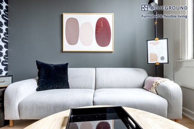 Building Photo - 108 W Chicago Ave