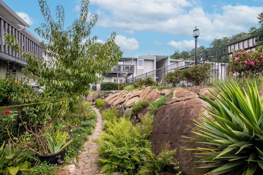 Building Photo - 1019 Woodland Vlg