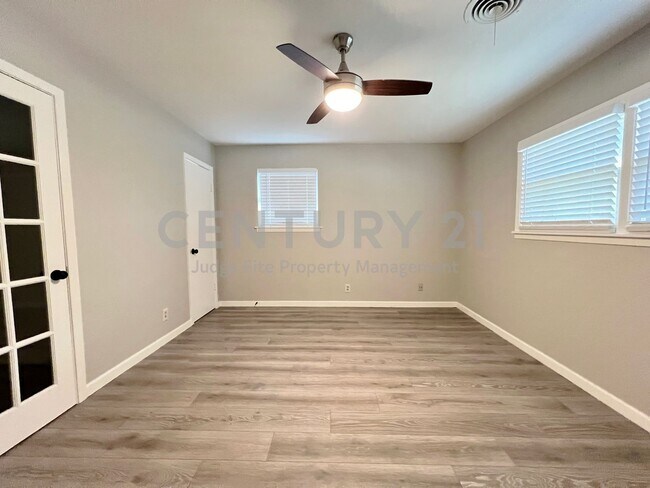 Building Photo - Beautifully Refreshed 3/2/2 in Fort Worth Ready for Immediate Occupancy!