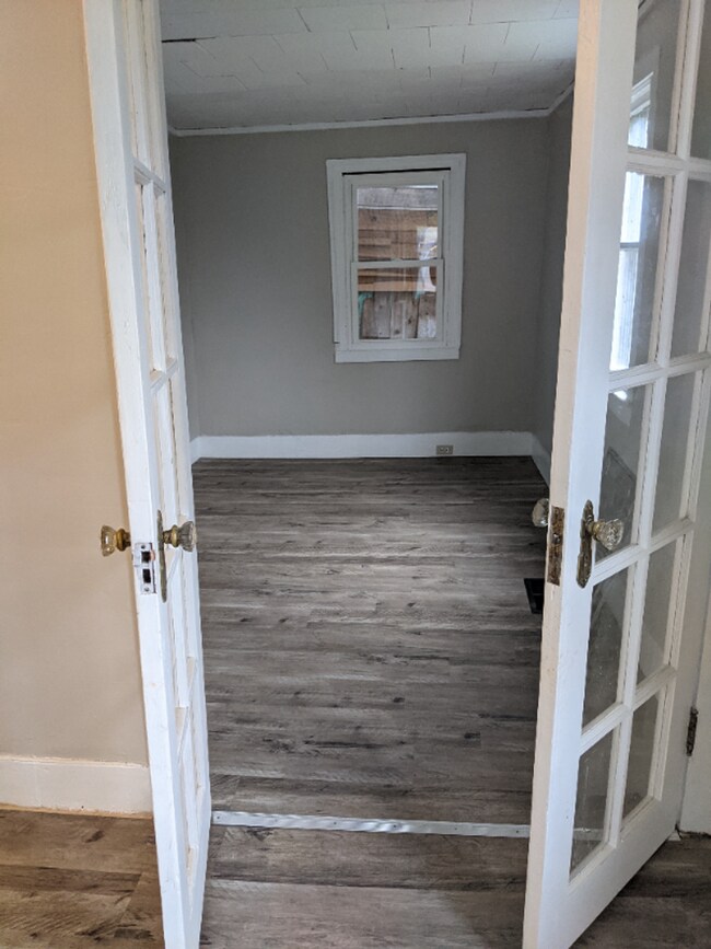 Building Photo - Adorable, Affordable, Available!! Complete...