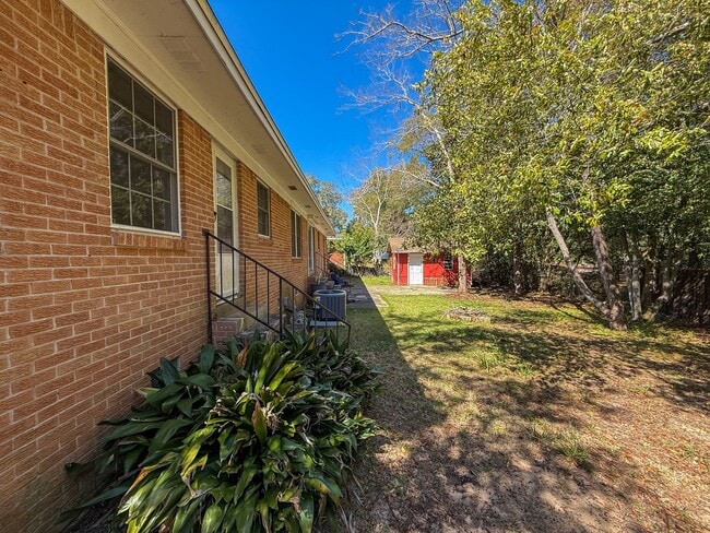 Building Photo - 3 Bedroom 2 Bath Home for Rent in Pensacola!