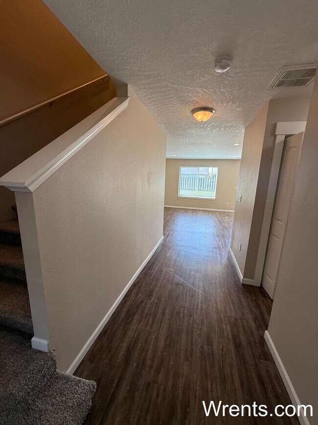 Building Photo - Newly Renovated 3 bed 2.5 bath in Spokane ...