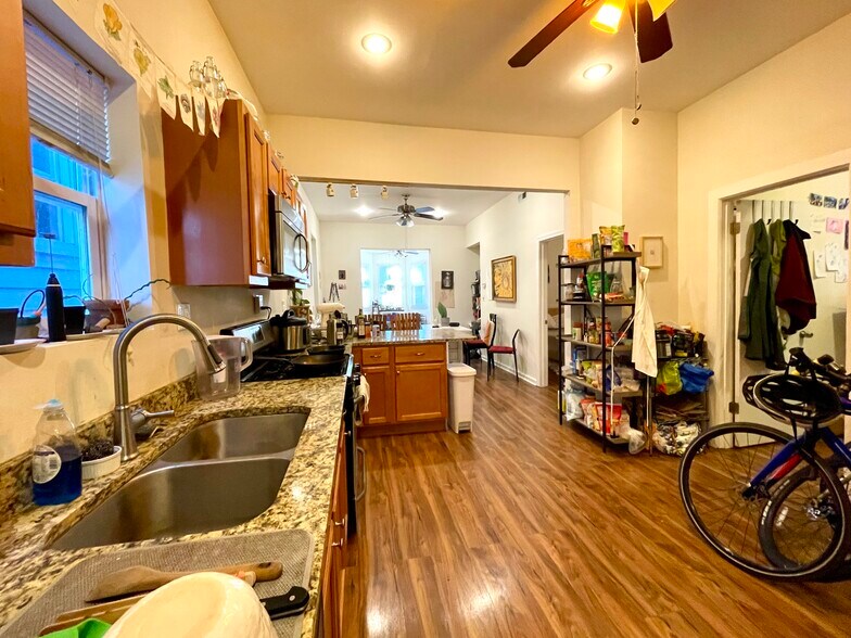 Building Photo - 1921 N Francisco Ave