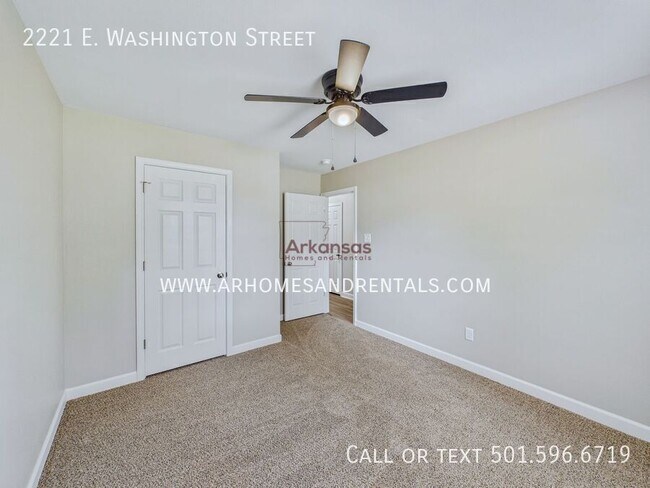 Building Photo - 2221 E Washington Ave