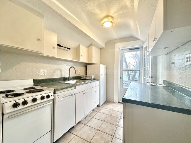 Building Photo - 541 Pearson St