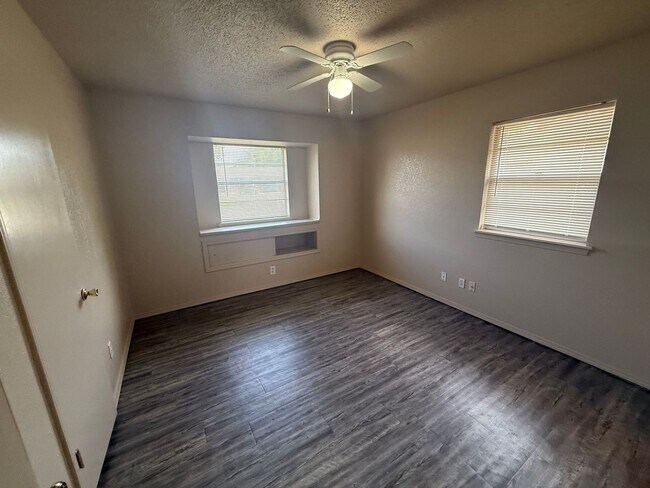 Building Photo - New paint and appliances, luxury vinyl plank and a fenced yard, these 3 beds 1.5 bath is ready fo...