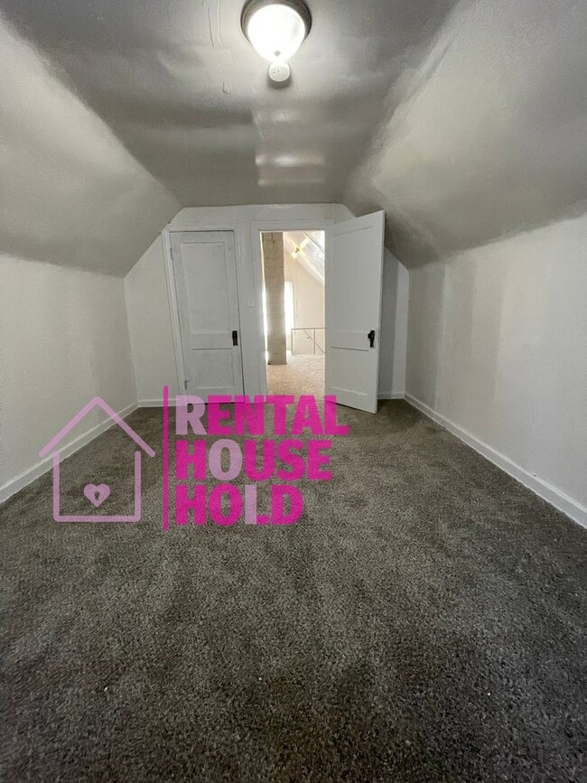 Building Photo - ~ 3 BEDROOM 1 BATH FREE PRE-SCREEN