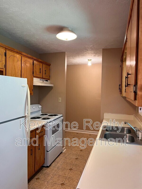 Building Photo - 665 Artic Ave