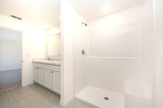 Building Photo - 979 Sanger St